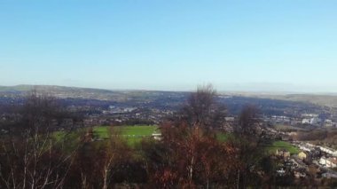 Yorkshire 'daki Huddersfield Kasabası İngiltere' de geniş hava aracı zoom seçici odak noktası