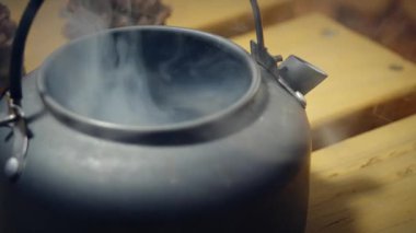 Çaydanlıkta kaynayan sıcak suyun buharı. Yakın çekim. Yavaş çekim seçici odak noktası.