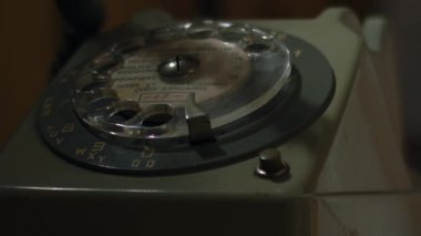 Klasik çevirmeli telefondan arama yapıyorum. Süper yavaş çekim seçici odaklanma.