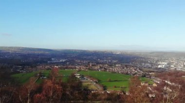 Yorkshire 'daki Huddersfield Kasabası. İngiltere' de geniş çaplı hava aracı zoom seçici odaklanma görüntüsü.