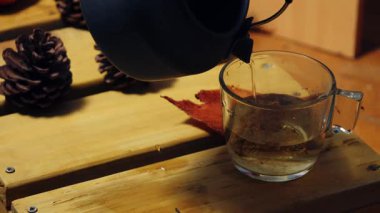 Su ısıtıcısından papatya çayı yapmak yavaş çekim seçici odak noktası.