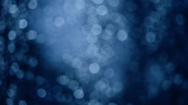 Mavi su damlaları odak noktasına geliyor. Yakınlaştırma seçici odak noktası