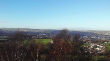 Yorkshire 'daki Huddersfield Kasabası. İngiltere' nin geniş hava aracı 4k seçici odak noktası.
