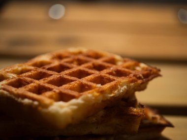 Tatlı kahvaltı waffleları başınızın üstünde seçici bir şekilde duruyor.
