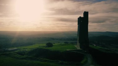 Castle Hill ve Victoria Kulesi silueti geniş panelli hava aracı 4k seçici odak noktası