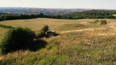 Dewsbury geniş zoom hava seçici odak noktası inek ahırı ile engebeli tarım arazisi