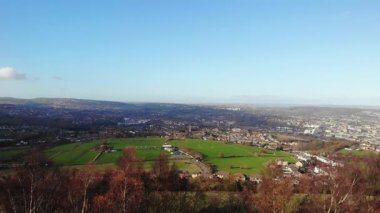 Yorkshire 'daki Huddersfield Kasabası. İngiltere' nin geniş hava aracı 4k seçici odak noktası.