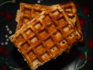 Tatlı kahvaltı waffleları başınızın üstünde seçici bir şekilde duruyor.