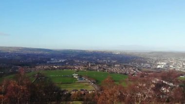 Yorkshire 'daki Huddersfield Kasabası İngiltere' de geniş hava aracı zoom seçici odak noktası