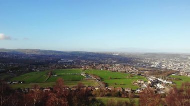 Yorkshire 'daki Huddersfield Kasabası. İngiltere' nin geniş hava aracı 4k seçici odak noktası.