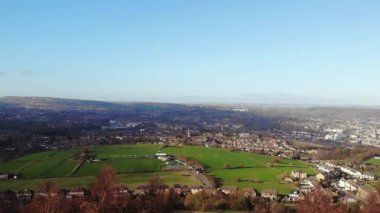 Yorkshire 'daki Huddersfield Kasabası İngiltere' de geniş hava aracı zoom seçici odak noktası