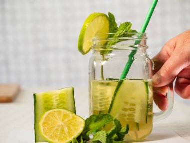 Sağlıklı nane şekeri ve limon ferahlatıcı detoks içeceği hazırlıyorum. Yakın çekim, seçici çekim.