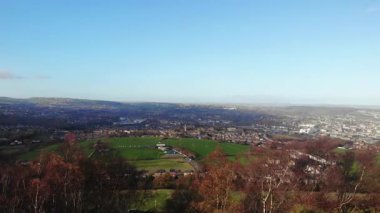 Yorkshire 'daki Huddersfield Kasabası. İngiltere' nin geniş çaplı insansız hava aracı 4k seçici odak noktası.