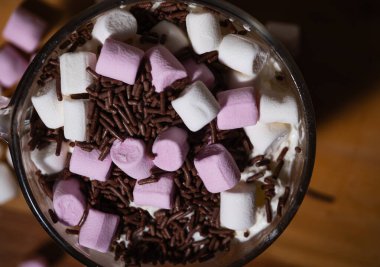 Sıcak çikolataya krema serpiştirmek. Orta boy düz katlı seçici odak noktası.