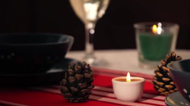 Şaraplı ve mumlu romantik akşam yemeği. Orta ölçekli zoom. Yavaş çekim seçici odaklanma.