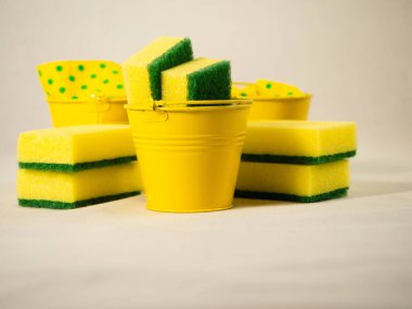 Bahar temizleme kovaları, süngerler ve giysiler seçici odak noktalarını kapatın