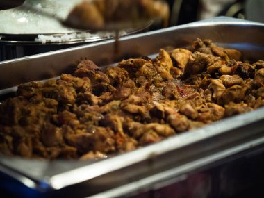 Açık büfede bir tabak taze baharatlı köri.