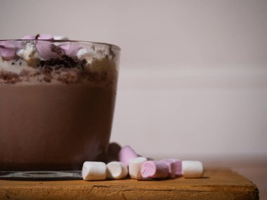 Sıcak çikolataya şekerleme serpiştiriyorum. Yakın çekim seçici odak noktası.