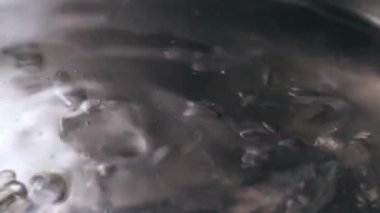 Sıcak suyu bir tavada kaynatarak yakınlaştırarak seçici odak noktası oluşturun