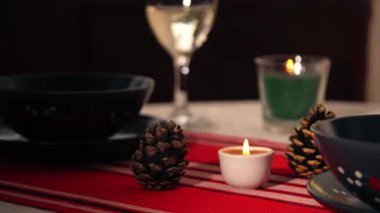 Şaraplı ve mumlu romantik yemek seti. Orta ölçekli. Yavaş çekim seçici odaklanma.