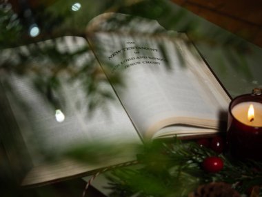 Yeni Ahit 'in kutsal kitabında Noel ağacı vasıtasıyla 4k üzerine seçici odak noktası Dewsbury Batı Yorkshire 26 Aralık 2025