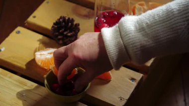 Kırmızı, olgun kızılcık ve portakal suyu orta boy, yavaş çekim, seçici odak noktası.