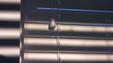 Venedik 'in güneşlik pencereleri, güneş ışığı gölgelerindeki iplikler, 4k' lik süper yavaş çekim seçici odak noktasını kapatır.