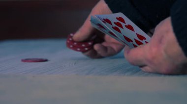 Poker oyuncusu kağıt oyununda floş eli ile kazanır yakınlaştırma görüntüsü seçici odak noktası
