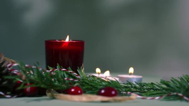 Ilık mum ve şenlikli dekorasyonlar orta yakınlaştırmalı yavaş çekim seçici odak noktası