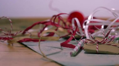 Noel hediyesi olarak kurdele ve yaylı orta ekran zum görüntüsü seçici odaklanma