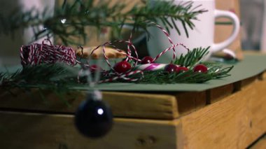 Arka planda sıcak içecek olan ağaçta noel ziyafeti yakın çekim, yavaş çekim seçici odaklanma.