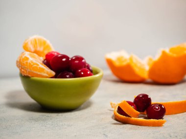 Olgun yaban mersini ve portakallar seçici odak noktalarını ortalardan kapatır