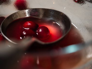 Bir kaşık kırmızı olgun yaban mersini yakın çekim seçici odaklanma