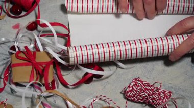 Noel hediyesi kurdeleli eller ve telli orta boy zoom görüntüsü seçici odaklanma