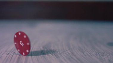 Poker çipi orta ölçekte dönüyor. Yavaş çekim 4k seçici odak noktası