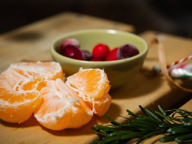 Ahşap arka planda portakallar ve kızılcıklar yakın plan seçici odak noktası