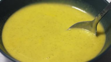 Yukarda bir kasede ev yapımı sebzeleri karıştırmak. Yakın çekim yavaş çekim seçici odak noktası.