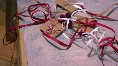 Noel hediyesi olarak kurdele ve telli ortam ile 4K çekim seçici odak noktası