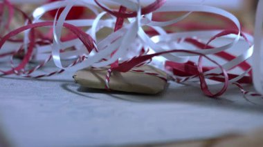 Kurdeleli ve yaylı orta boy odaklı Noel hediyesi seçici odaklanma