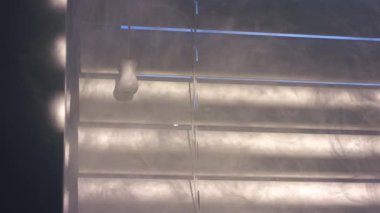 Pencere dumanı güneş ışığındaki çıtayı köreltir. 4k yavaş çekim seçici odak noktasını kapat.