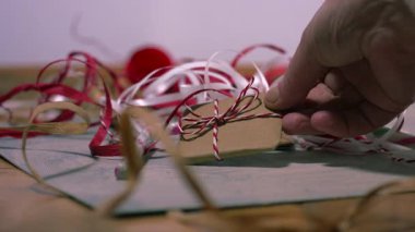 Noel hediyesi kurdele sarma ve ip ile eller 4k yavaş çekim seçici odak kapatın