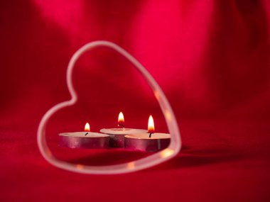 Kırmızı arkaplanda sevgililer günü kalpleri ve hediyeleri seçici odak noktası