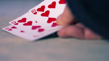 Poker oyuncusu kağıt oyununda floş eli ile 4k yavaş çekim seçici odak noktasını kapat