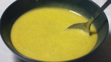 Yukarda bir kasede ev yapımı sebze karıştırmak. 4k yavaş çekim seçici odak noktası.