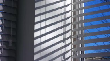 Venedik 'in güneşlik pencereleri, güneş ışığı gölgelerindeki dizgiler ve mavi gökyüzü orta yakınlaşması yavaş çekim eğilimi seçici odak noktası.