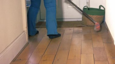 Bahar temizliği ahşap zemin süpürge geniş, yavaş çekim odaklı seçici odak