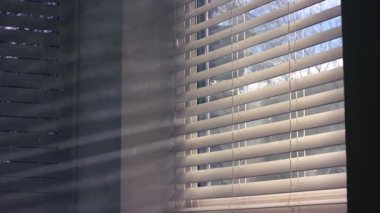 Pencere dumanı, güneş ışığındaki çıtayı kör eder. 4k yavaş çekim seçici odak noktası