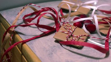 Noel hediyesi olarak kurdele ve telli orta ekran yakınlaştırma görüntüsü seçici odaklanma