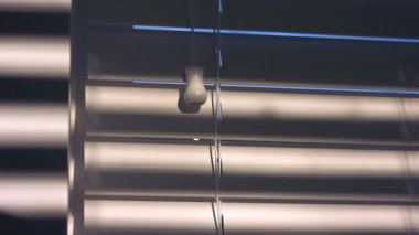 Venedik pencereleri kırpar güneş ışığı gölgelerindeki dizgiler yakınlaşır süper yavaş çekim seçici odak noktası