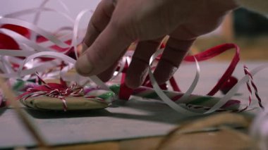 Noel hediyesi kurdeleli eller ve iple zoom yavaş çekim seçici odak